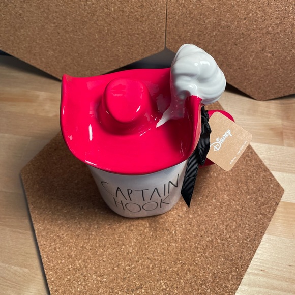 NWT Rae Dunn Disney “Captain Hook” ceramic mug with lid - Picture 2 of 6